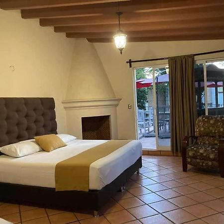 Hotel Maria Emilia Cuernavaca Amatitlan ภายนอก รูปภาพ